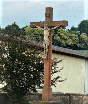 Kreuz und Christusfigur auf dem Neudorfer Friedhof im Jahr 2011